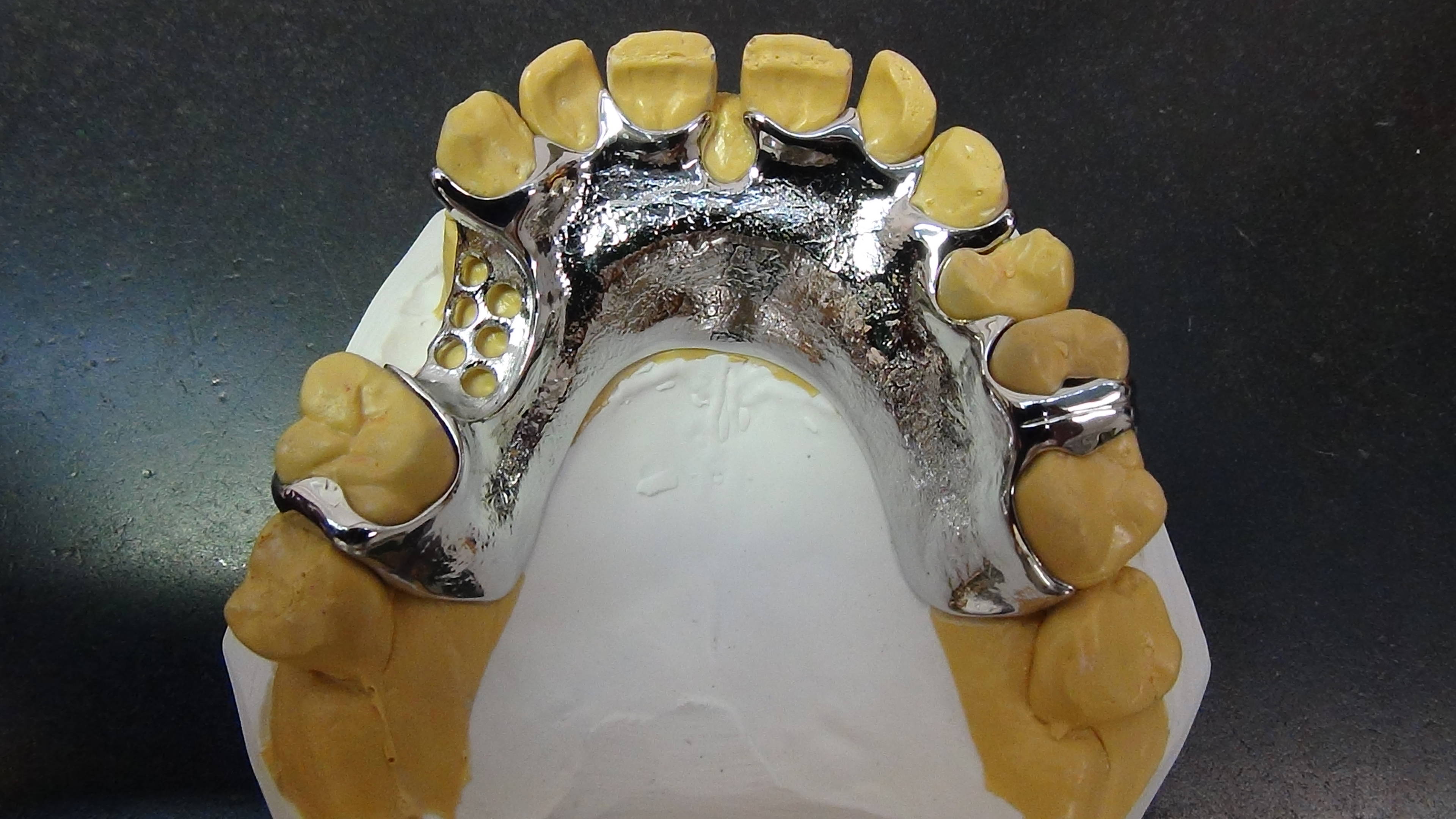 Fertige Hufeisenplatte mit Manchetten auf Modell