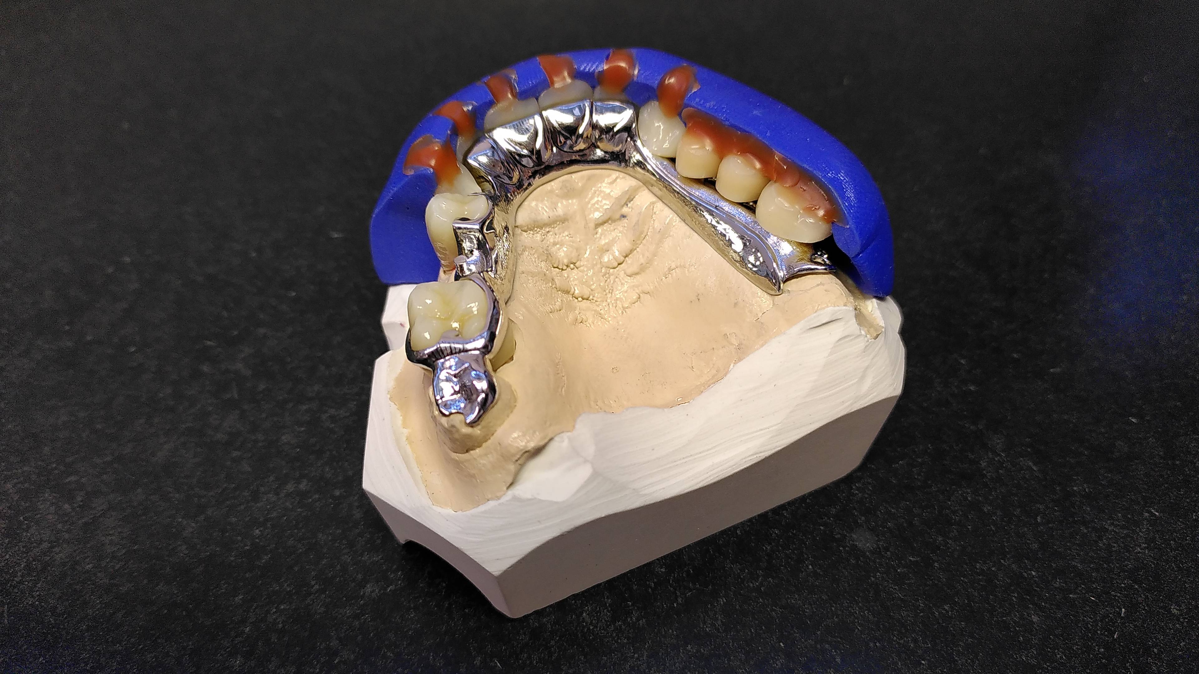 Fertige Hufeisenplatte mit Manchetten auf Modell
